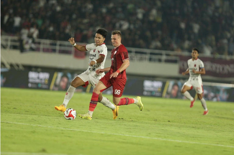 Persib Tangguh, Persis Bangkit Di Super League 2025/2026