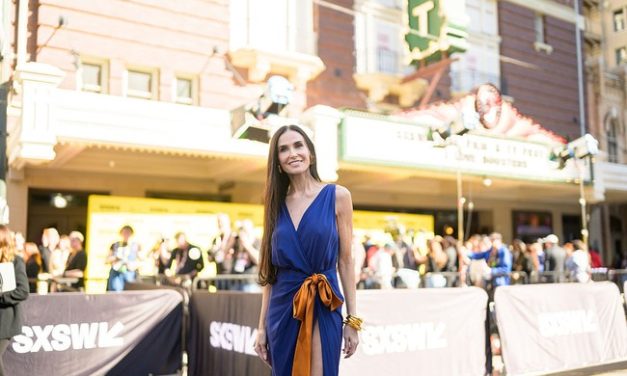 Demi Moore Pamer Kaki Jenjang Dengan Gaun High-Slit Ekstrem Di Premiere Film