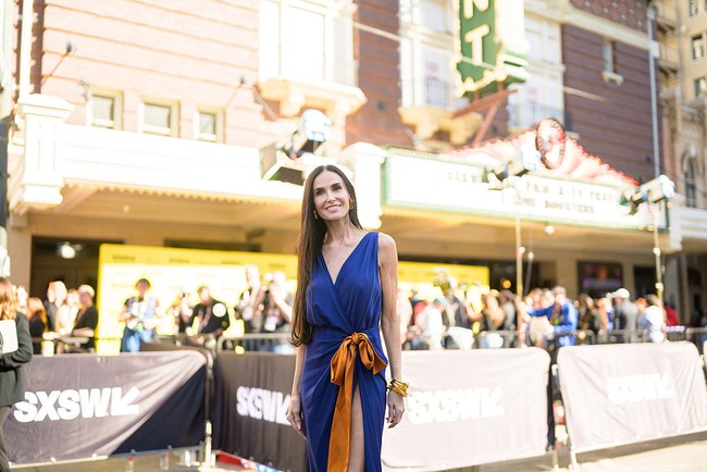 Demi Moore Pamer Kaki Jenjang Dengan Gaun High-Slit Ekstrem Di Premiere Film