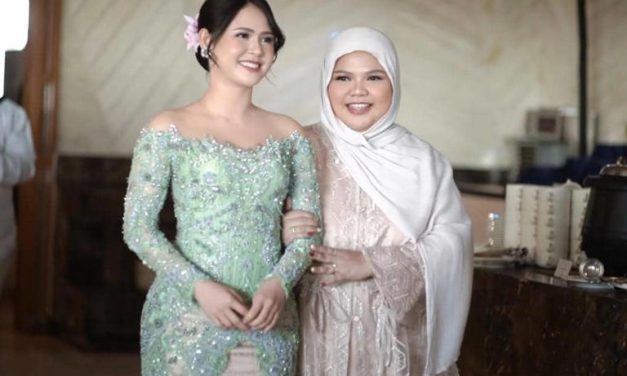 Maizura Terima Lamaran Kekasih Dengan Adat Bugis