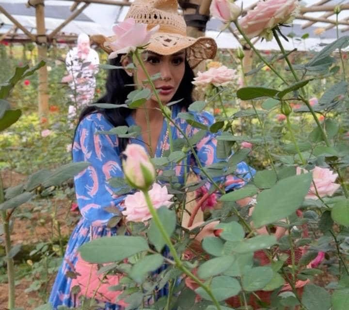 Liburan Asri Kris Dayanti Di Tengah Kebun Bunga Puncak Bogor