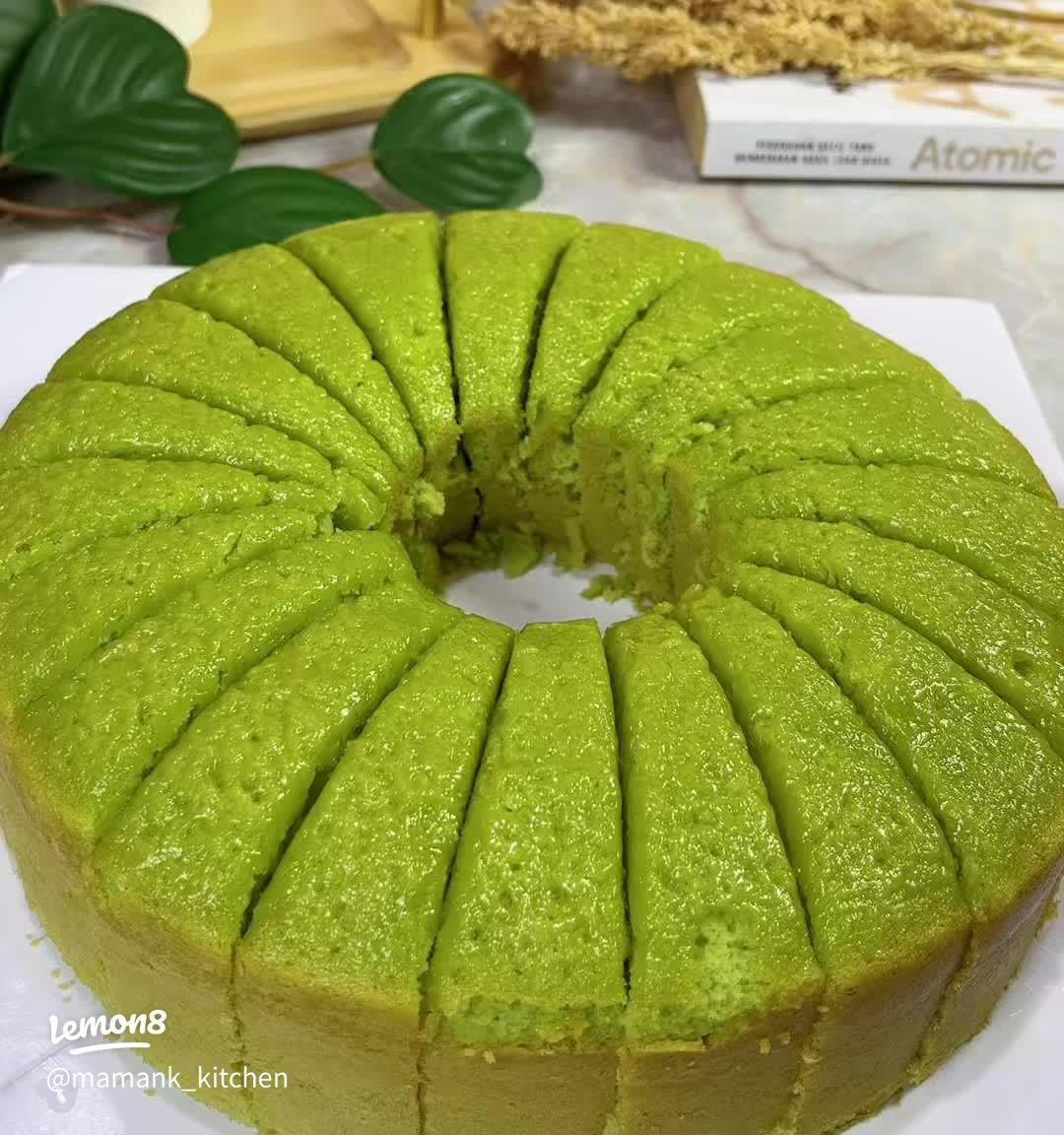 Harum Pandan Yang Menggoda! Bolu Basah Ini Selalu Laris Manis Buatkan paragraf perkenalan dengan format