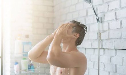 Nyaman Tapi Berisiko, Ini Dampak Sering Mandi Air Panas