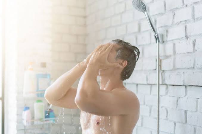 Nyaman Tapi Berisiko, Ini Dampak Sering Mandi Air Panas