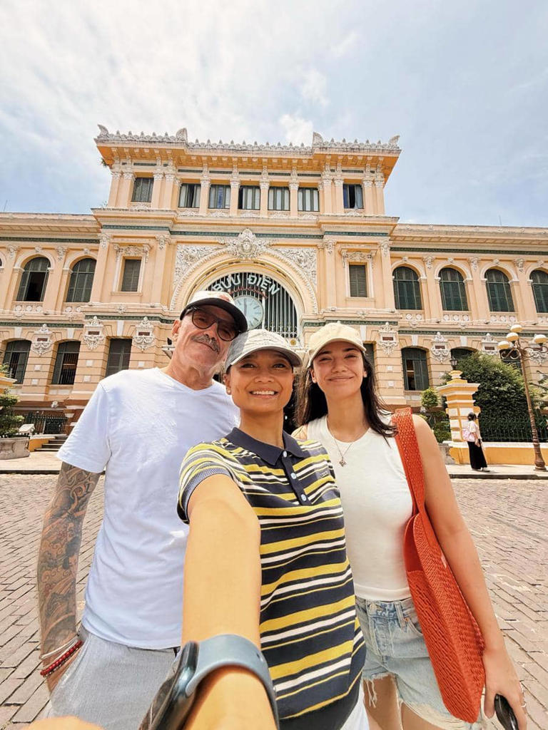 Family Goals! Haico Van Der Veken Asyik Jelajah Vietnam