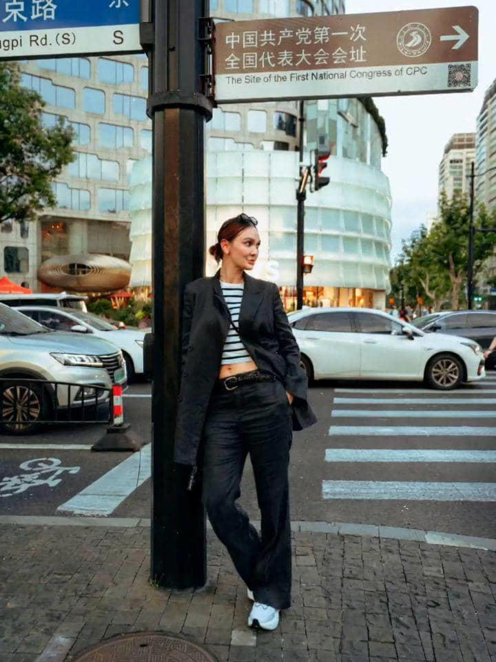 Liburan Ceria! Luna Maya Tampil Stunning Di Shanghai