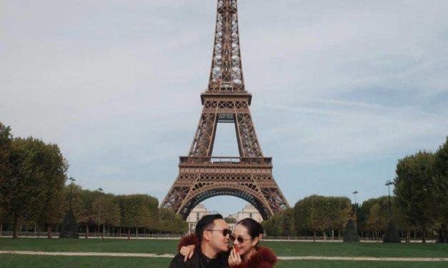 Romantis Banget! Merdi Octavia Dan Suami Jalan-Jalan Di Paris