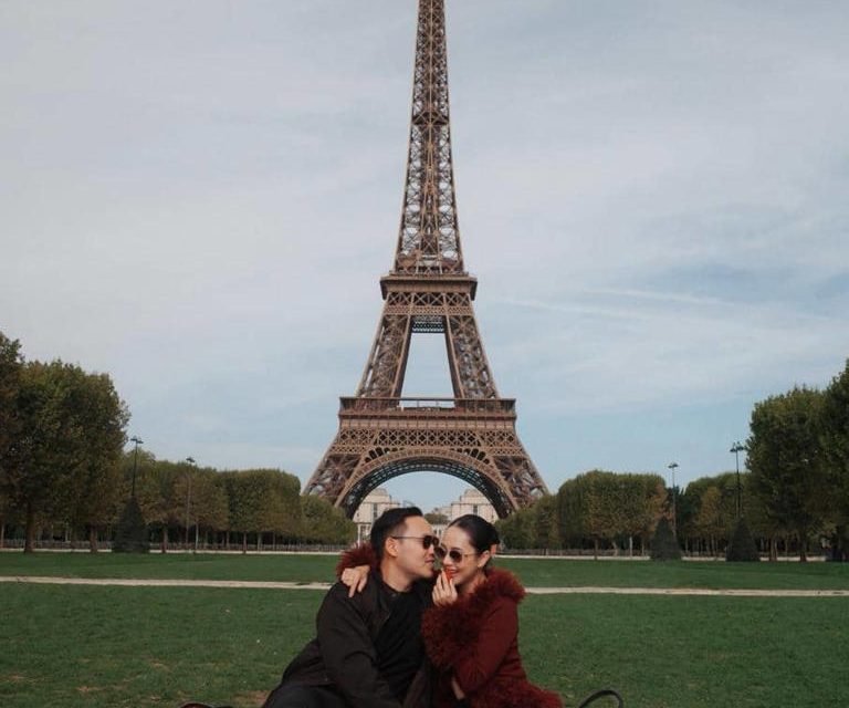 Romantis Banget! Merdi Octavia Dan Suami Jalan-Jalan Di Paris
