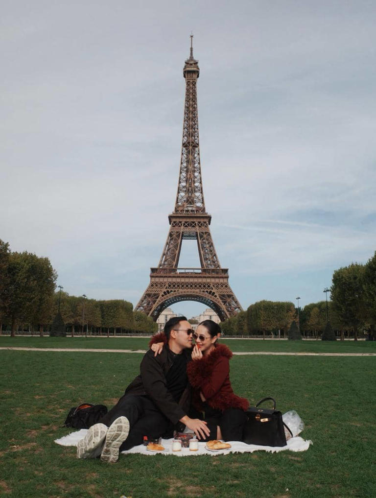 Romantis Banget! Merdi Octavia Dan Suami Jalan-Jalan Di Paris