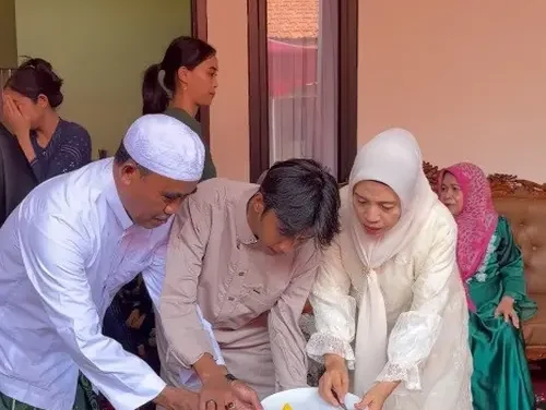 Penuh Haru! Fajar Sadboy Syukuran Rumah Baru Hasil Kerja