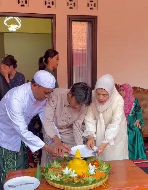 Penuh Haru! Fajar Sadboy Syukuran Rumah Baru Hasil Kerja