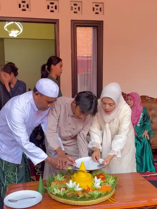 Penuh Haru! Fajar Sadboy Syukuran Rumah Baru Hasil Kerja